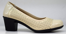 Стилни дамски обувки на нисък ток - ADYNA - бежови с перфорация