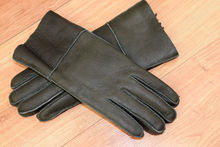 Дамски ръкавици естествена кожа с дебела вата код 031-тъмно зелени