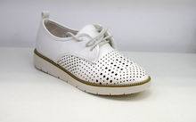 бели дамски обувки