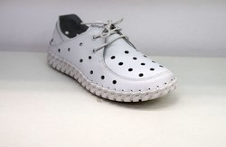 бели дамски обувки