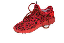 червени спортни обувки