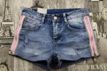 Дамски къси дънкови панталони -062- светло сини със странични ципове