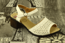 Дамски сандали на нисък ток - 129054- бели