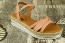 Дамски сандали на лека платформа с каишки - 1079 - розови