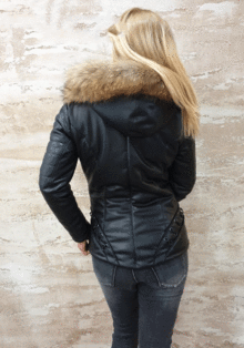 дамско зимно кожено яке с пухена качулка