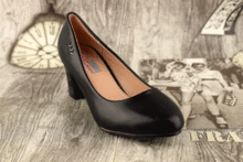 елегантни дамски обувки на среден ток