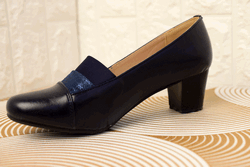 елегантни дамски обувки на среден ток