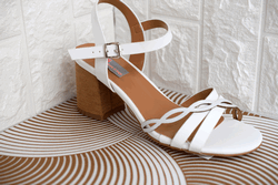 бели дамски сандали на ток
