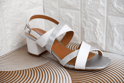 Елегантни дамски сандали на нисък ток - 558013 - бели