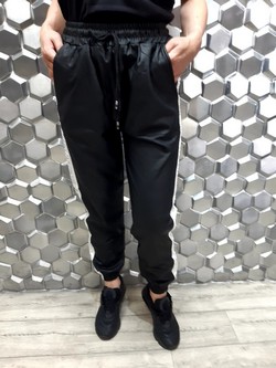 Дамски панталон - черен - в спортен стил с бял кант