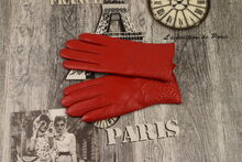 червени кожени ръкавици