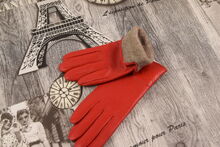 червени кожени ръкавици