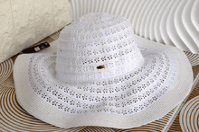 Плажна дамска капела в бяло с перфорации