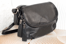 Дамска чанта за през рамо с мека кожа - 775 - черна