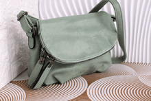 Дамска чанта за през рамо с мека кожа - 775 - зелена