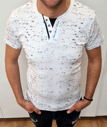 Интересна мъжка тениска в бяло