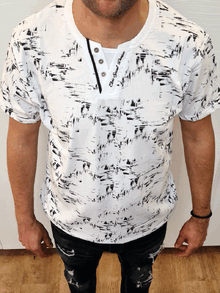 Актуална мъжка тениска в бяло с черни пръски до 5ХЛ